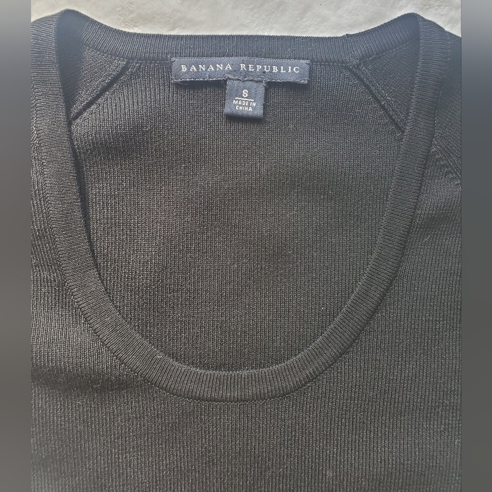 BANANA REPUBLIC black fine gauge fitted silouette sweater 3/4 sleeve